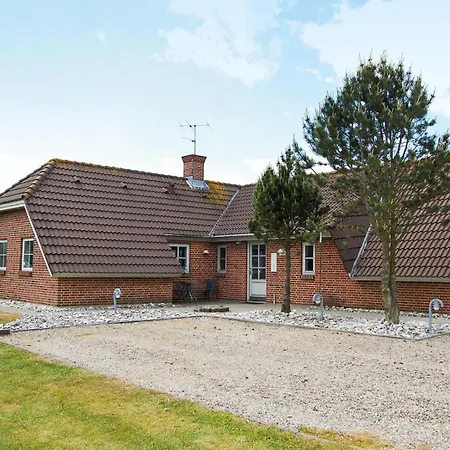 Semesterbostad Beach Front Home In Blavand With Sauna *
